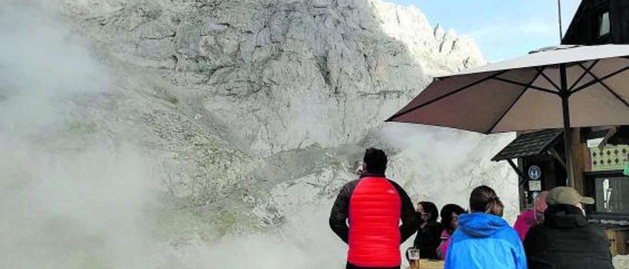 Montañeros en el refugio de Collado Jermoso, en los Picos de Europa. | LNE