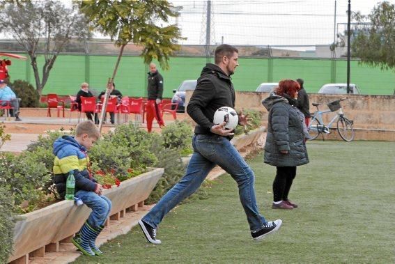 Hertha-Fans schauen beim Training zu.