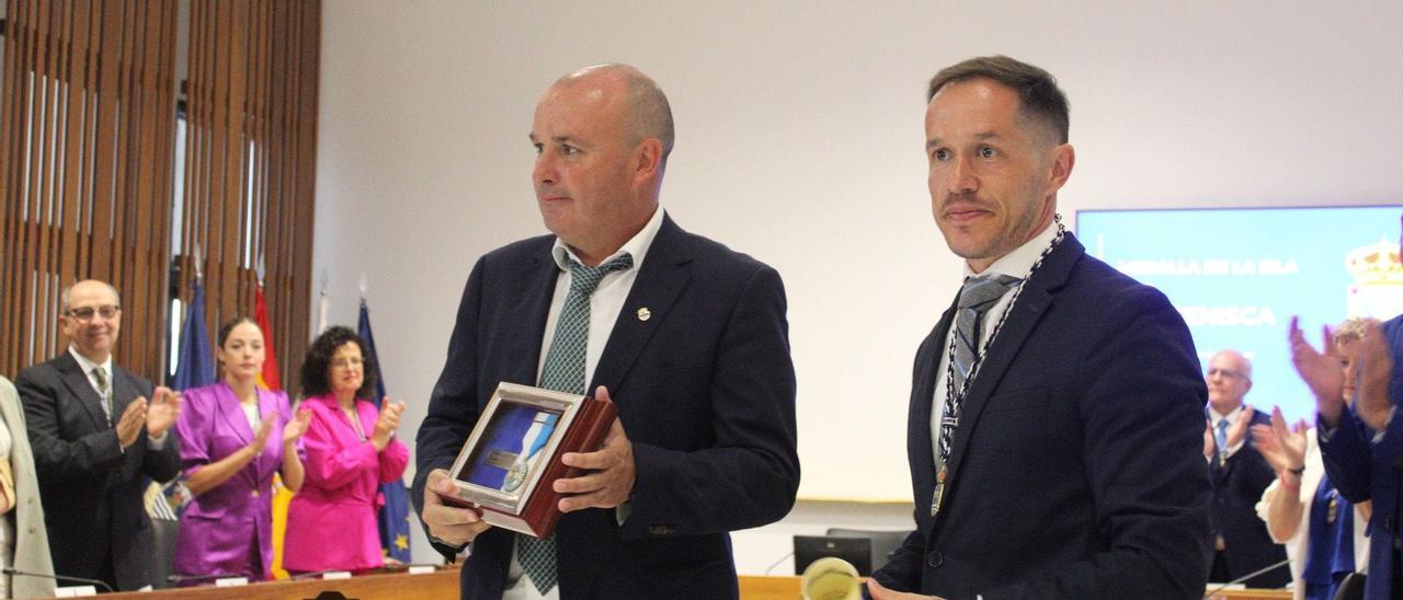 Jorge Galván, izquierda, en el acto de entrega de la medalla de La Palma a la SD Tenisca.