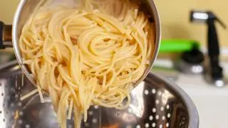 Los chefs coinciden: “Los espaguetis quedan mucho más cremosos si reservas un poco de agua de cocción y la añades a la salsa”