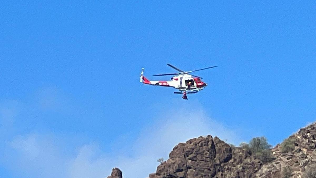 El helicóptero del GES durante el rescate de la senderista accidentada