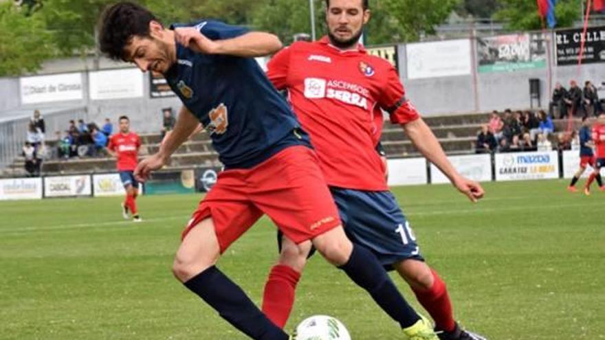 Tito Malagón, autor del gol que li va donar la victòria a l&#039;Olot, pressionant un rival