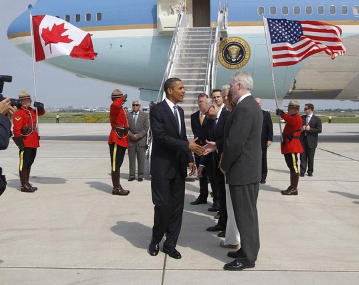 El president dels EUA, Barack Obama, saluda els membres del comitè oficial de benvinguda a l’arribada a Toronto per les reunions del G8 i del G20.