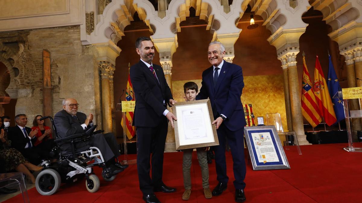 Sada entrega el premio de las Cortes a Aspanoa, representada por el pequeño Jorge