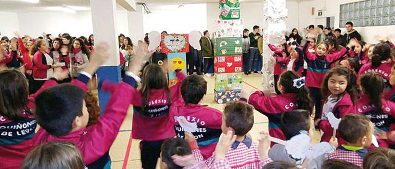 Os totems elaborados polos alumnos do colexio Quiñones de León.