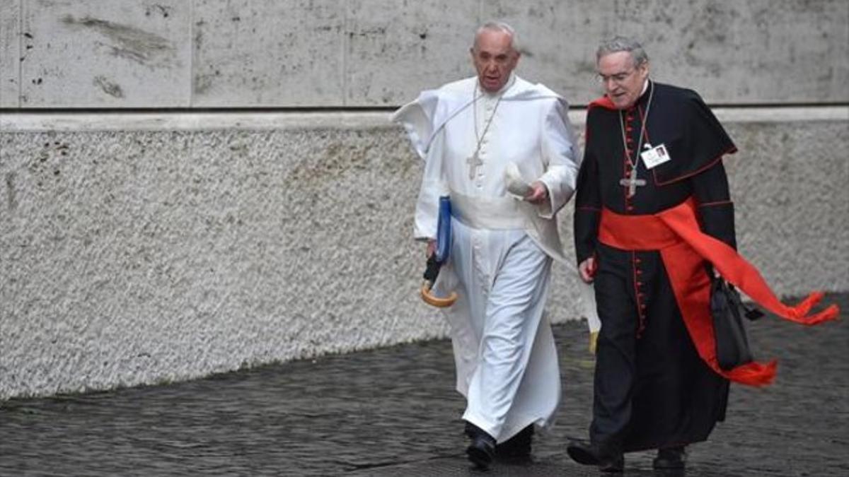 El Papa habla con el cardenal Lluís Martínez Sistach, ayer en el Vaticano.