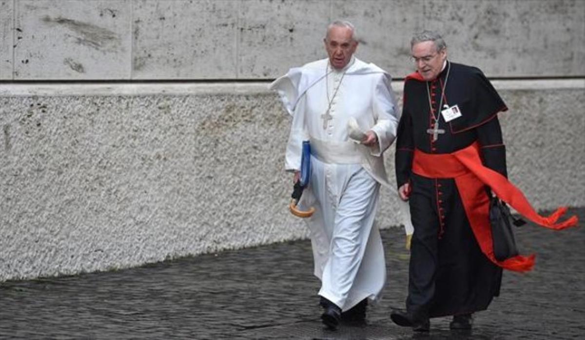 El Papa parla ambel cardenal Lluís Martínez Sistach, ahir al Vaticà.
