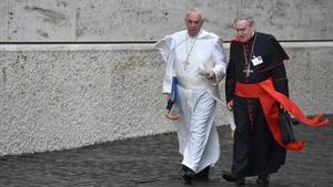 El Papa parla ambel cardenal Lluís Martínez Sistach, ahir al Vaticà.