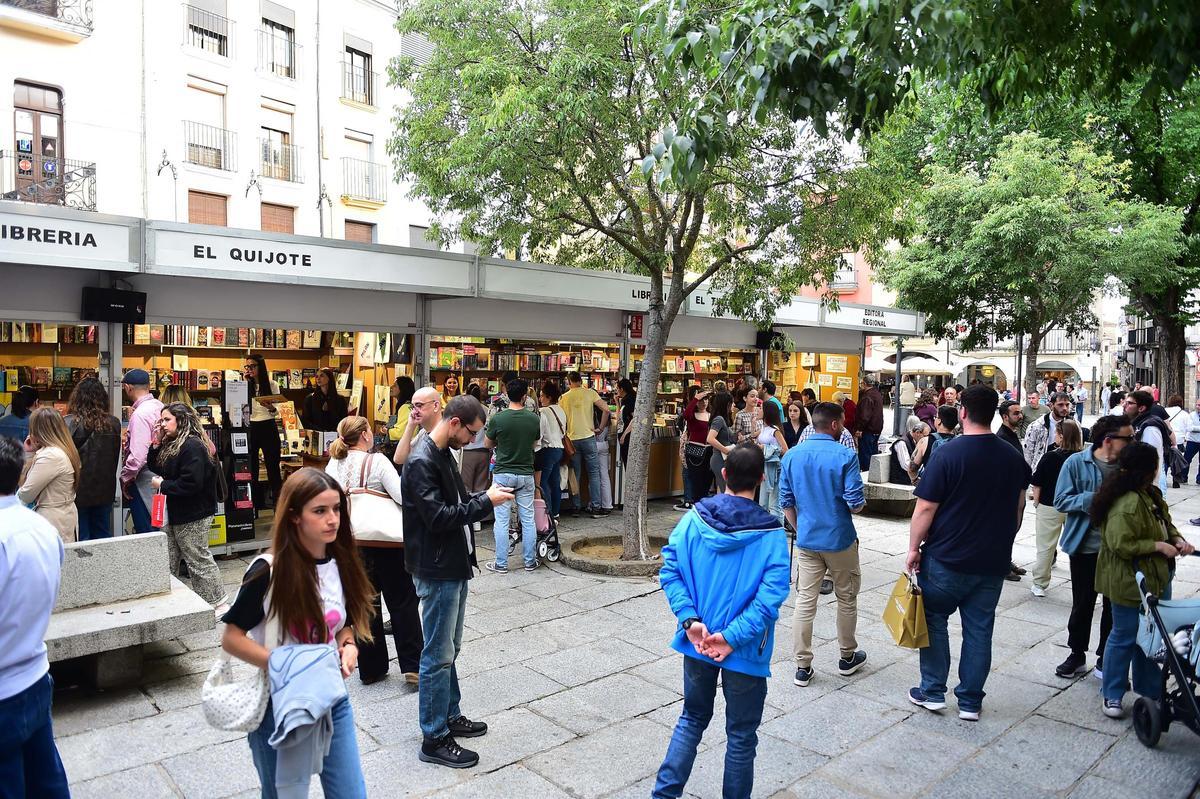 Público, este viernes, en las casetas de la feria del libro de Plasencia.