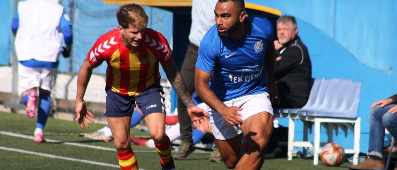 Adrien Awana, a la derecha, durante un lance en un encuentro ante el Sant Andreu en la pasada temporada.