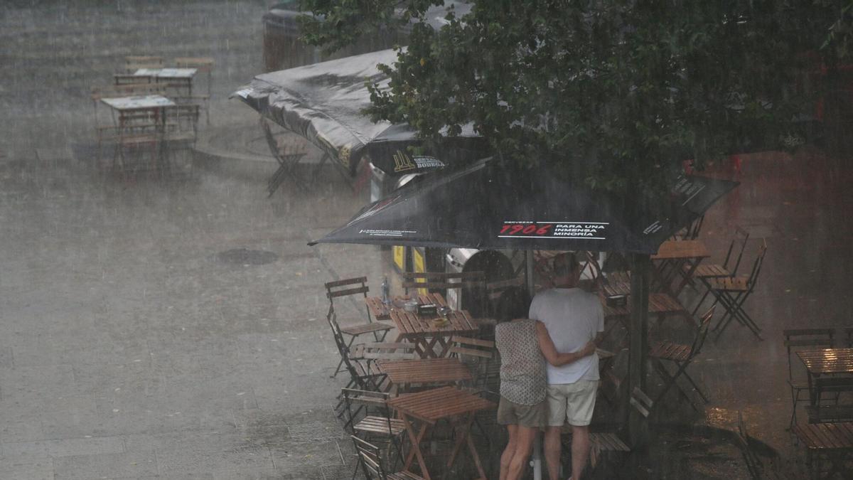 Personas a refugio durante la tormenta del sábado.