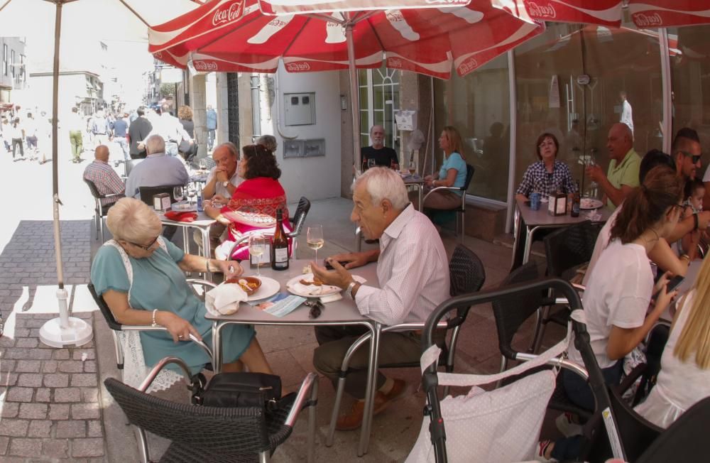 Los vecinos salen a "tapear" por la ciudad durante su tradicional fiesta gastronómica.