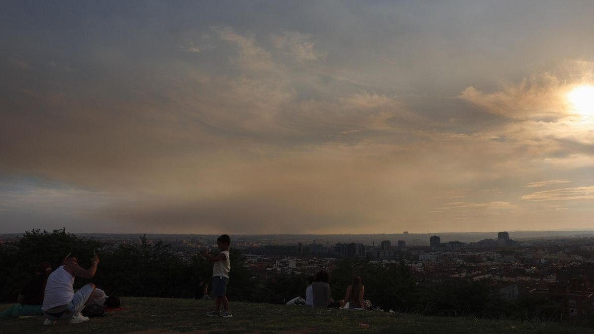 El incendio de Méntrida ( Toledo ) visto desde Madrid.