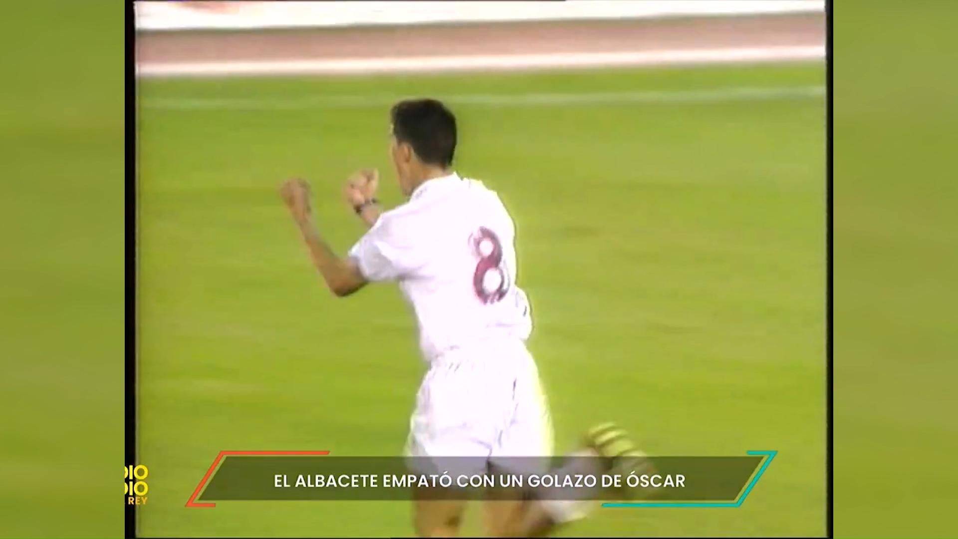 Òscar Garcia: Las anécdotas que vivió en un año con el revolucionario Benito Floro en el Albacete y su golazo al Real Madrid