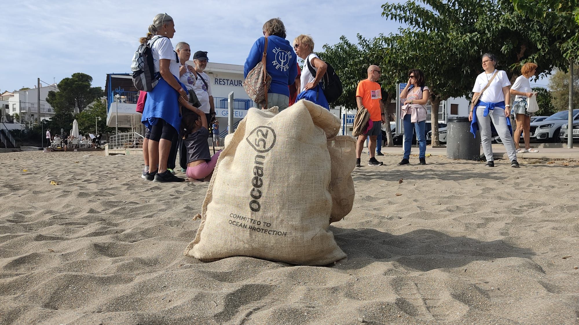 Platges Netes recull moltes burilles a la platja de Grifeu de Llançà