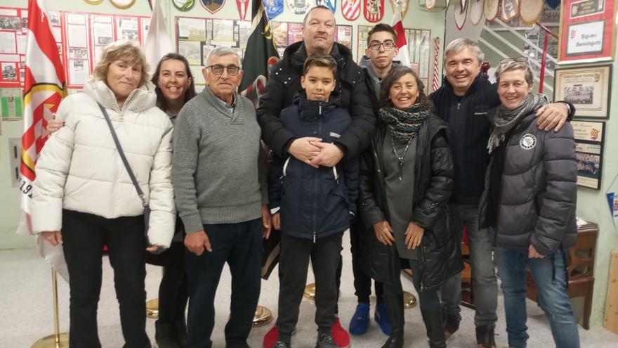 Els descendents de l&#039;exjugador Lluís Safont visiten el museu del CE Manresa