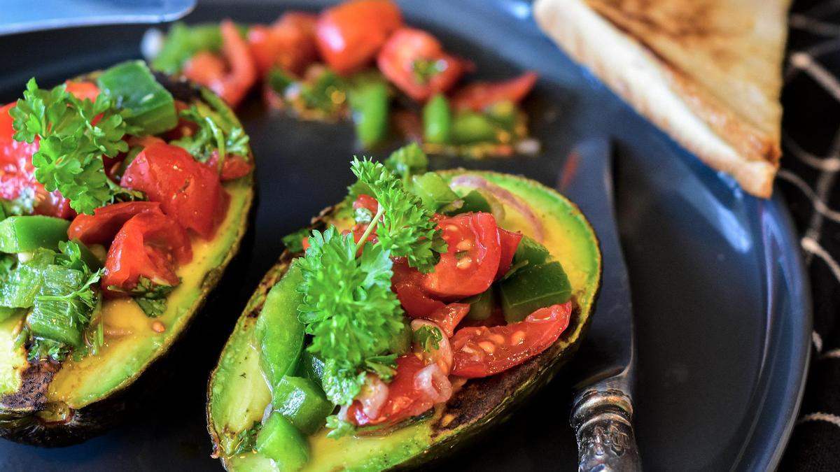 Esta receta de ensalada de aguacate y tomate es muy vistosa