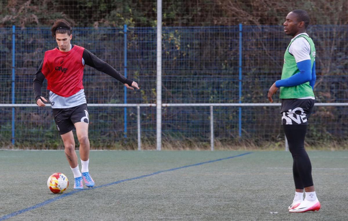 Por la izquierda, Andrés Carmona y Eze, ayer, en el entrenamiento en La Toba. | MARA VILLAMUZA