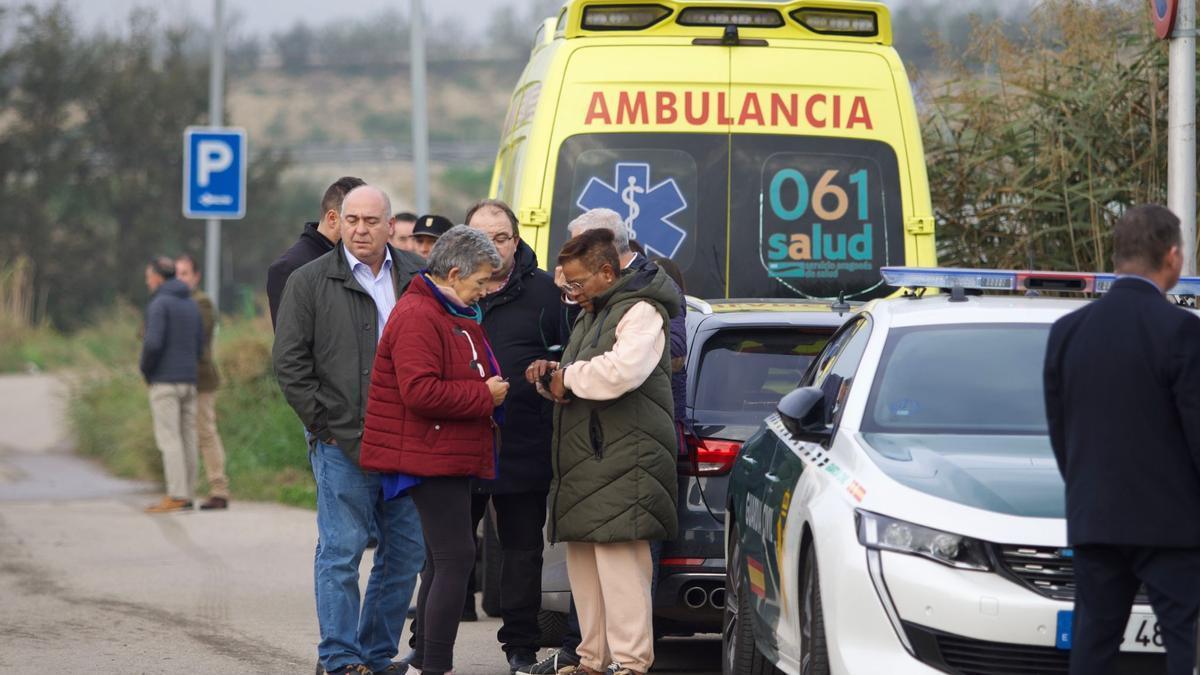 La alcaldesa de Villafranca de Ebro, Volga Ramírez (dcha), charla con algunos vecinos junto a la residencia incendiada.
