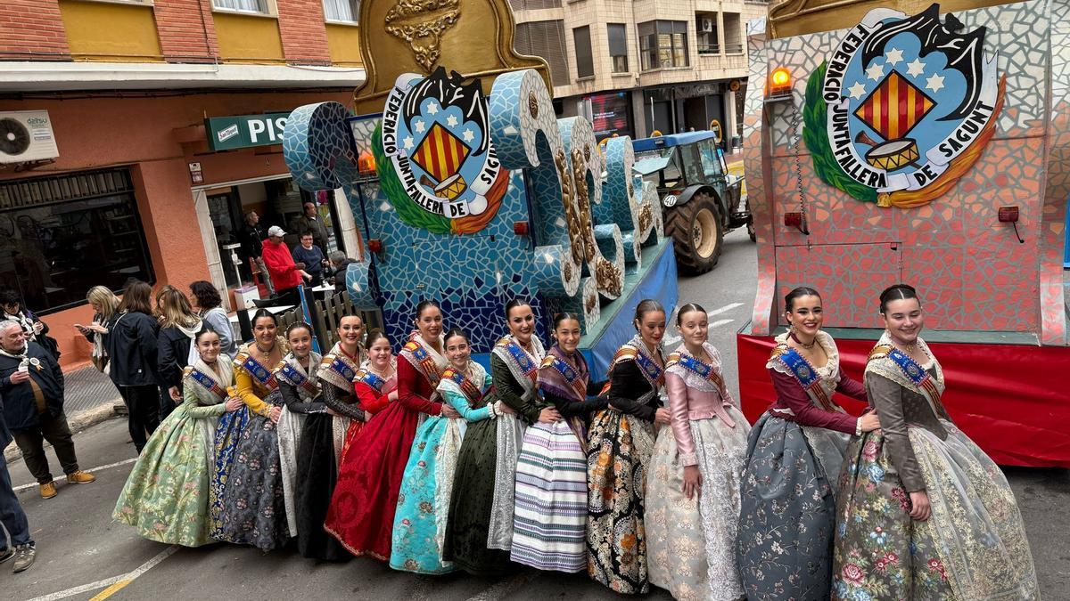 Falleras Mayores y Cortes preparándose para la cabalgata.