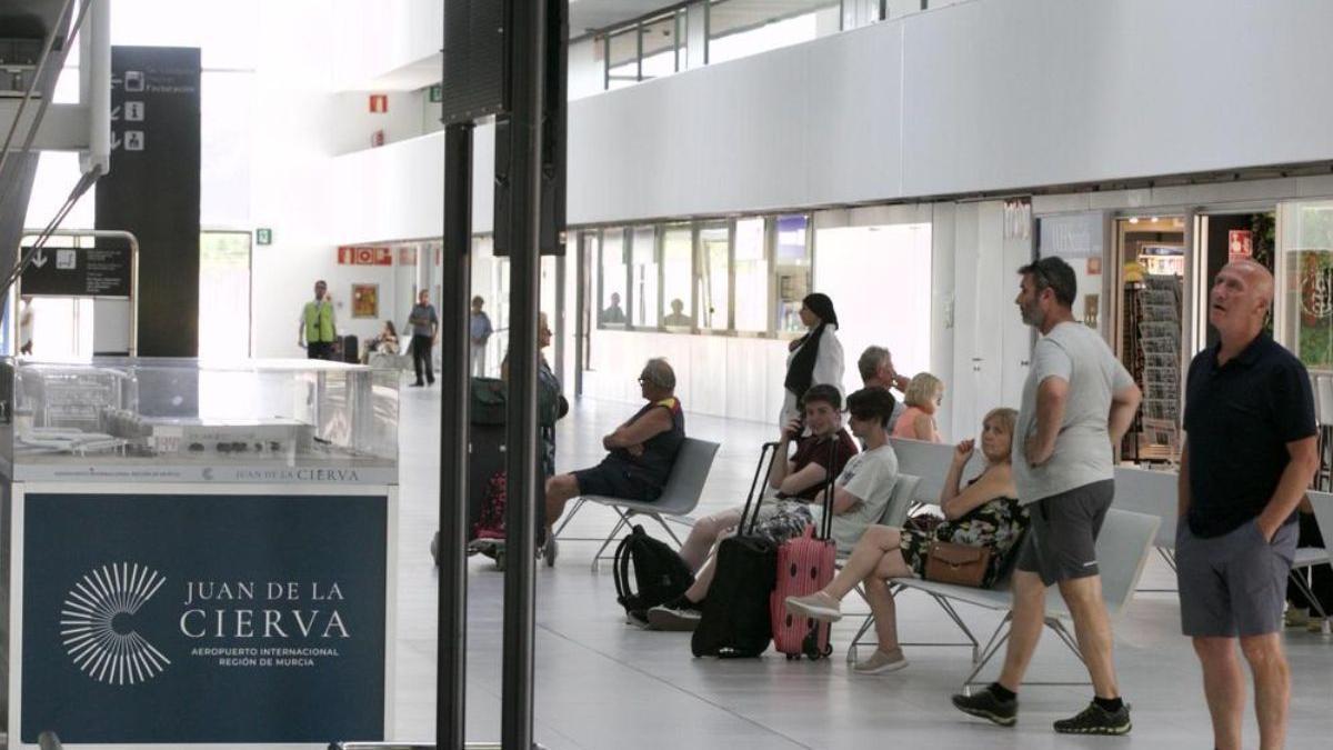 Viajeros en el aeropuerto de Corvera.