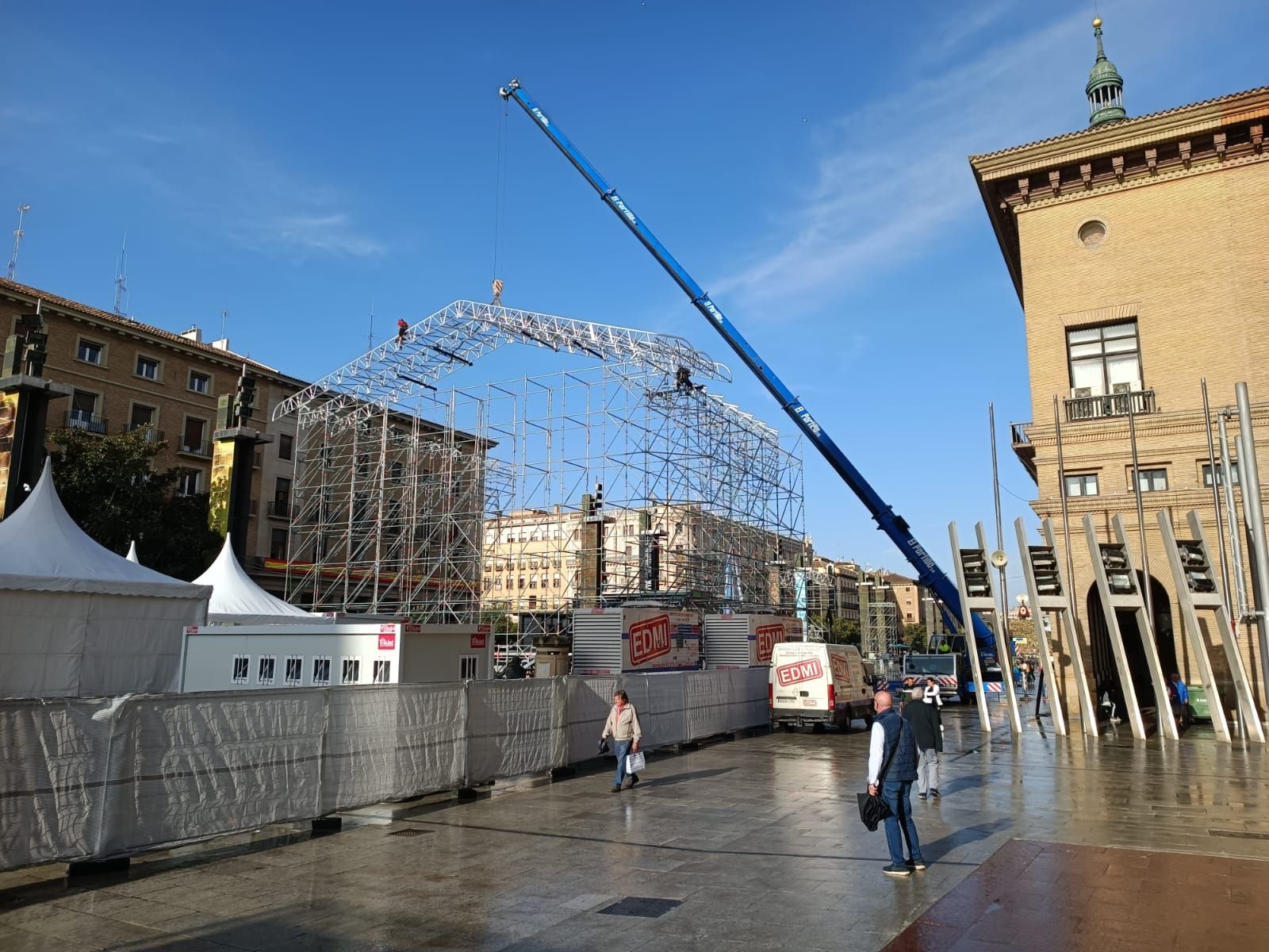 EN IMÁGENES | Comienza el desmontaje del escenario principal de la plaza del Pilar