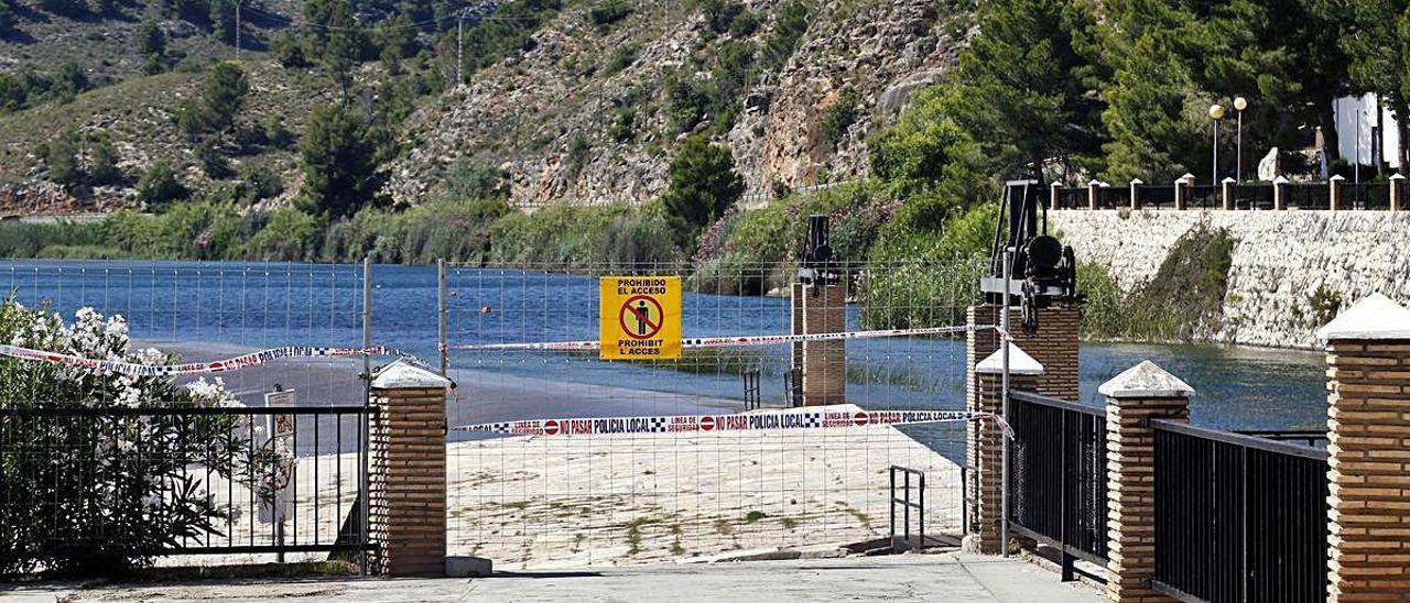 Las vallas y el precinto policial impiden la entrada de bañistas en l&#039;Assut de Antella, una imagen insólita nunca vista en el paraje.