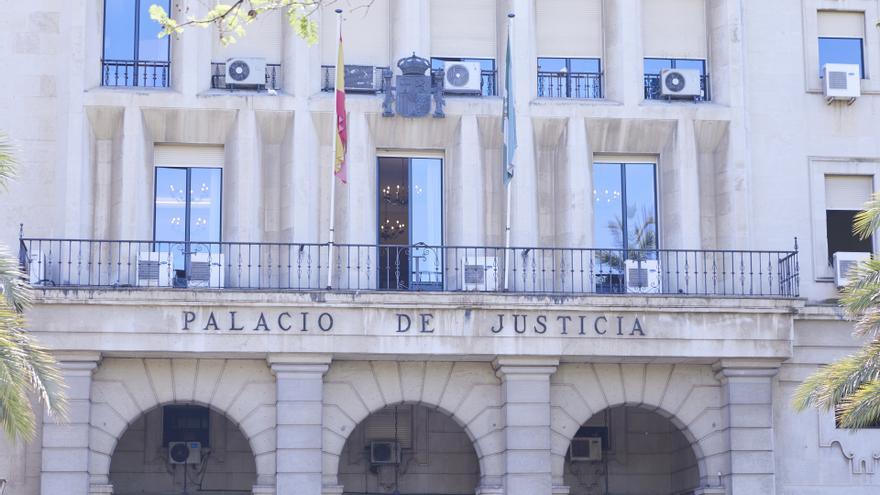 Archivo - Detalle de la fachada principal de la Audiencia Provincial de Sevilla