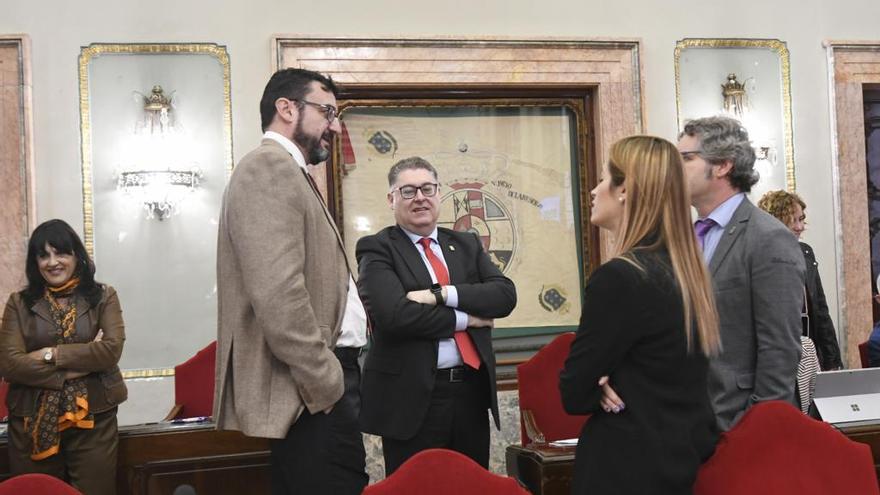 El portavoz de Podemos en el Ayuntamiento, Ginés Ruiz Maciá, conversa con ediles del PSOE