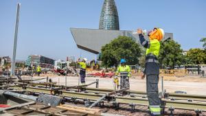 Barcelona 10/07/2023 Sociedad trabajadores con Ola de calor y ambiente Un hombre es atendido despues de un golpe de calor AUTOR: JORDI OTIX