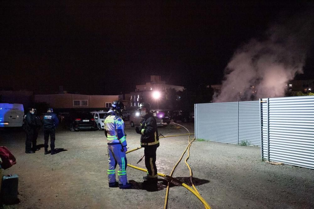 Los bomberos trabajan para apagar el incendio.