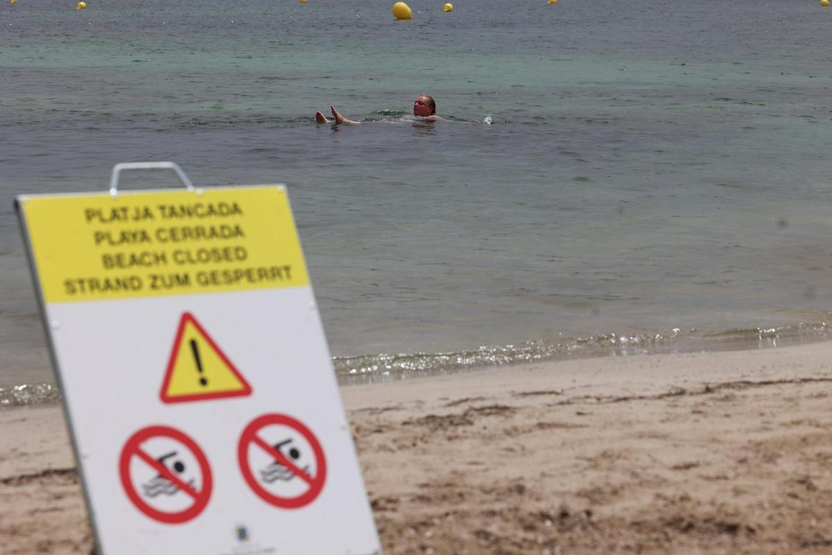 Galería: cerrada al baño la Platja d'en Xinxó por vertidos fecales