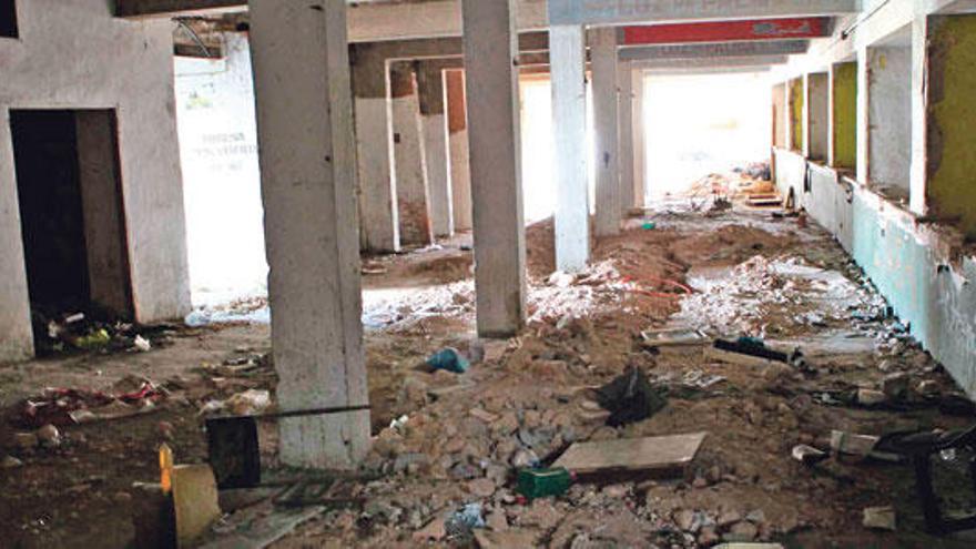 Imagen del interior de la planta baja de la grada norte, impracticable por los escombros.