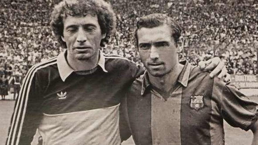 Jesús Castro (a la izquierda) y su hermano Enrique Castro, &quot;Quini&quot;, antes de un partido entre el Sporting de Gijón y el Barcelona.