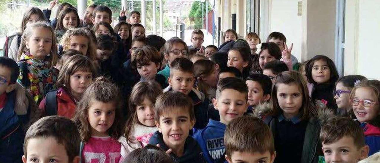 Los alumnos de 1.º y 2.º de Primaria del colegio de Infiesto esperan el tren en Nava.