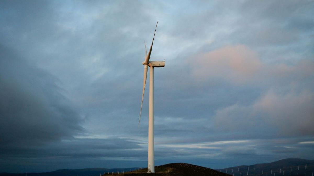Aerogenerador de un parque eólico en Muras (Lugo).