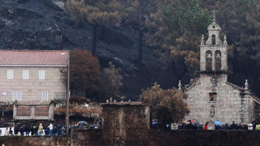 La iglesia, abarrotada ante un monte arrasado. // J. Lores