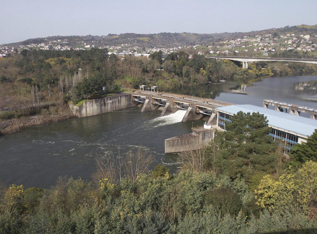 Vista área del Miño aguas arriba y abajo de la presa de Velle. | IÑAKI OSORIO
