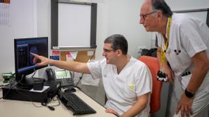 Un neurólogo y un enfermero del Servicio de Neurología del Hospital de Sant Pau observan la imagen del cerebro.
