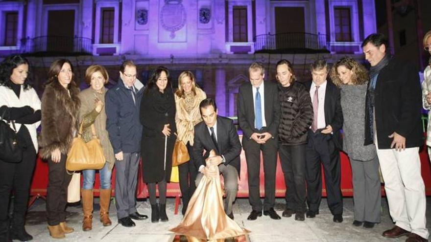 Una placa recuerda que la Corredera es la mejor plaza de España