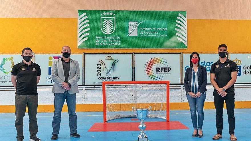 Alejandro Molina, Francisco Castellano, Nayra González y Andreu Tomàs -de izquierda a derecha-, ayer junto al trofeo. | | LP/DLP