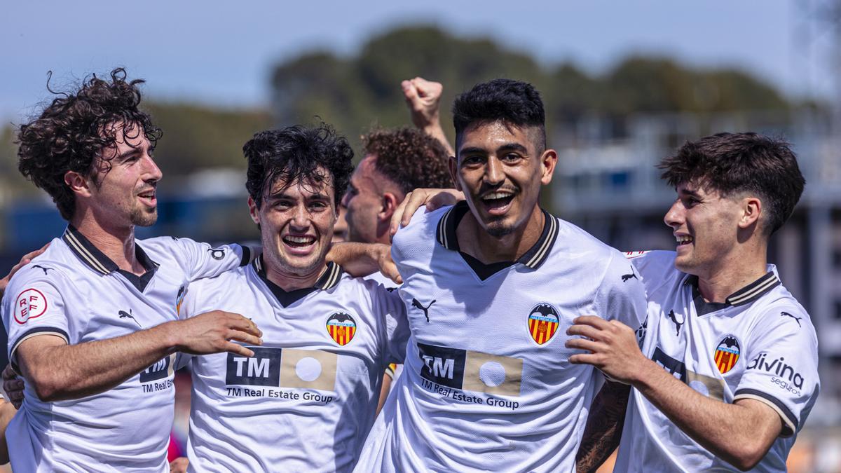 César Moreno, exultante, después de marcar el 1-0 frente al Espanyol B, en el Antonio Puchades de Paterna.