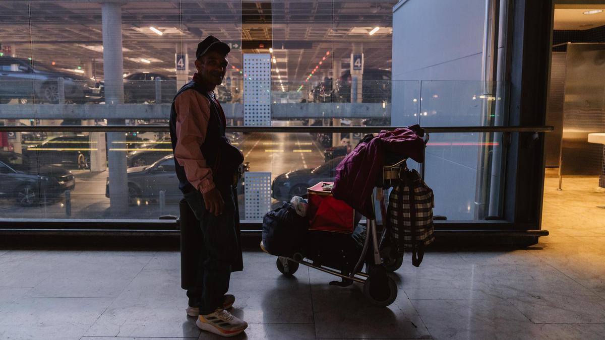 Flori es italiano y lleva cinco años durmiendo en el Aeropuerto Adolfo Suárez Madrid-Barajas.