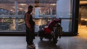 Flori es italiano y lleva cinco años durmiendo en el Aeropuerto Adolfo Suárez Madrid-Barajas.