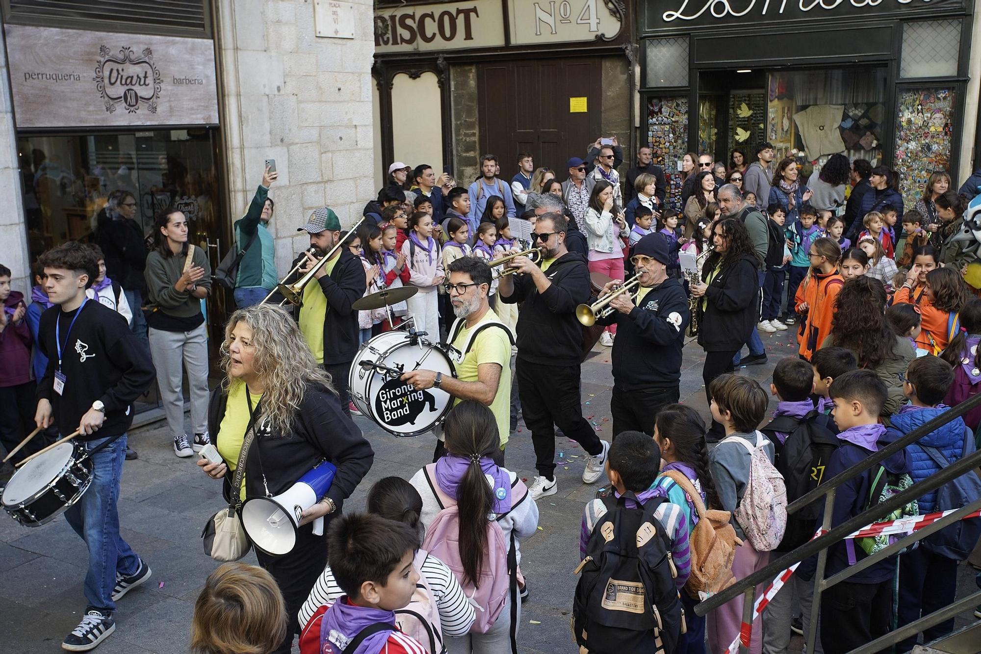 Les fotos de la cercavila d'escoles amb la Girona Marxing Band i els Gegantons de Girona