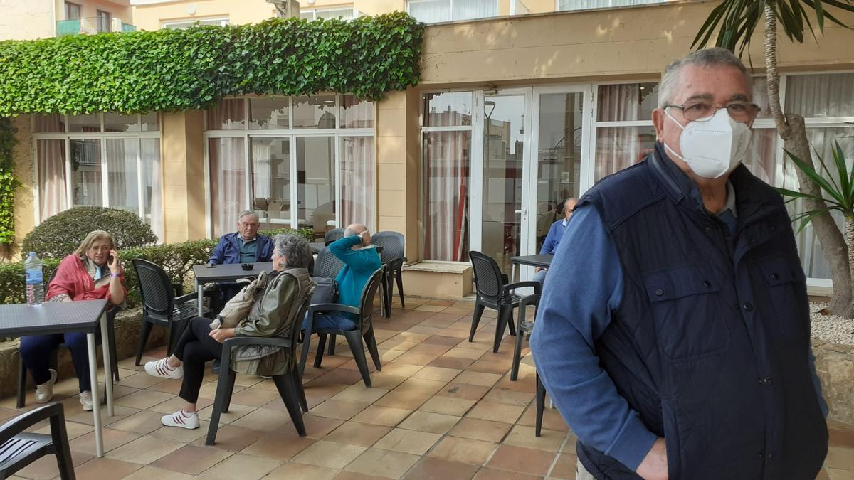 Una imagen tomada en la terraza del hotel Palma Bay Club Resort con algunos de los jubilados afectados por la intoxicación.