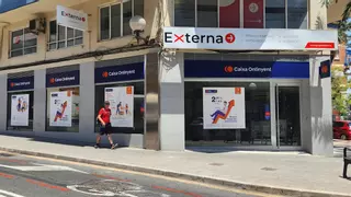 Las pequeñas y medianas entidades aprovechan para crecer en Alicante mientras BBVA y Sabadell resuelven la opa