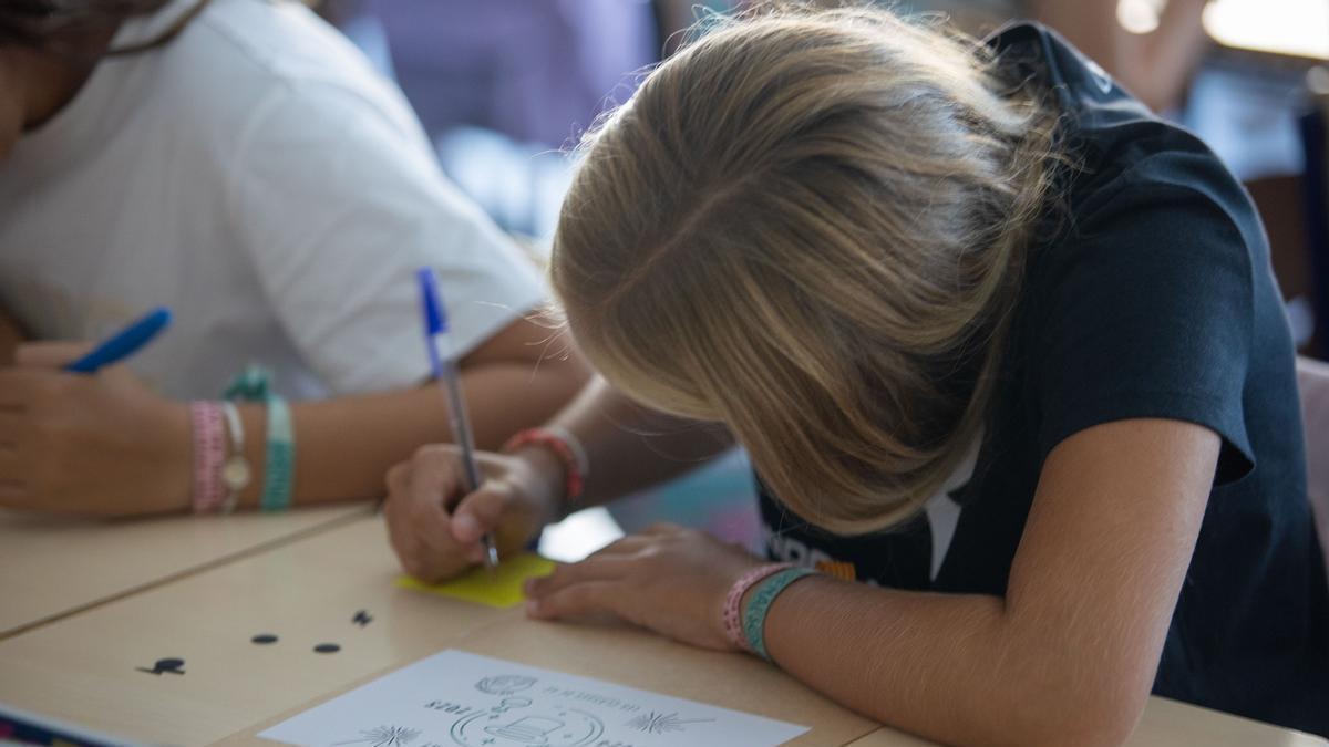Foto de archivo de un escolar en un colegio de Vila-real.