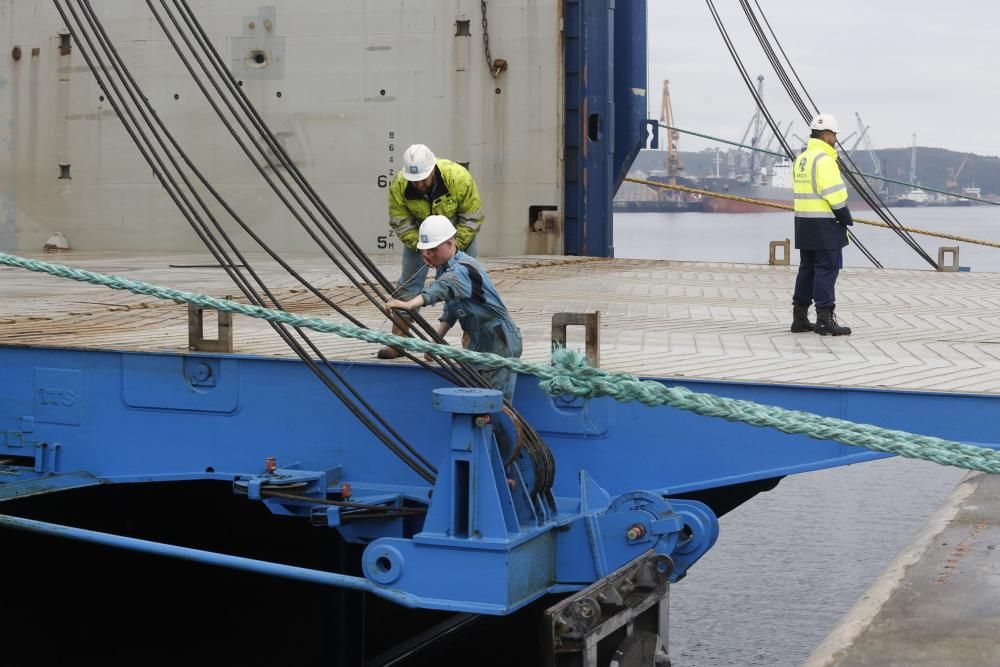 La espectacular carga de un barco corta la navegac