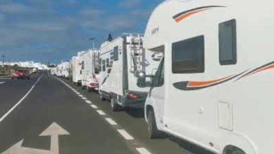 Decenas de autocaravanistas protestan por la falta de espacios para acampar